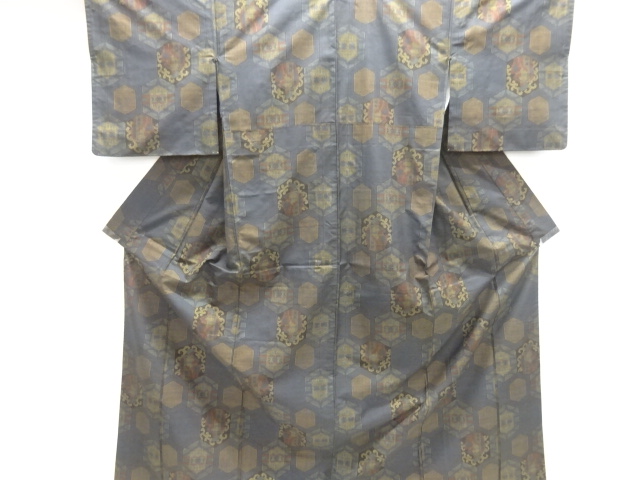 亀甲に唐草人物模様織出し本場泥大島紬着物（5マルキ）